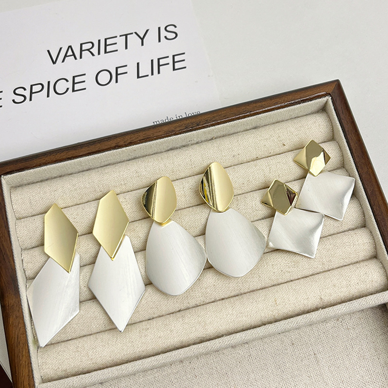 High-end irregular metal gold and silver color contrast European and American design earrings 2024 new bestseller, niche and light luxury stud earrings details Picture