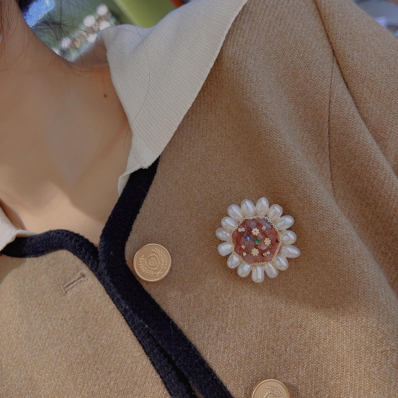 The light luxury and heavy industry tourmaline pearl brooch is a classic and fashionable series that is versatile and unique Specification image