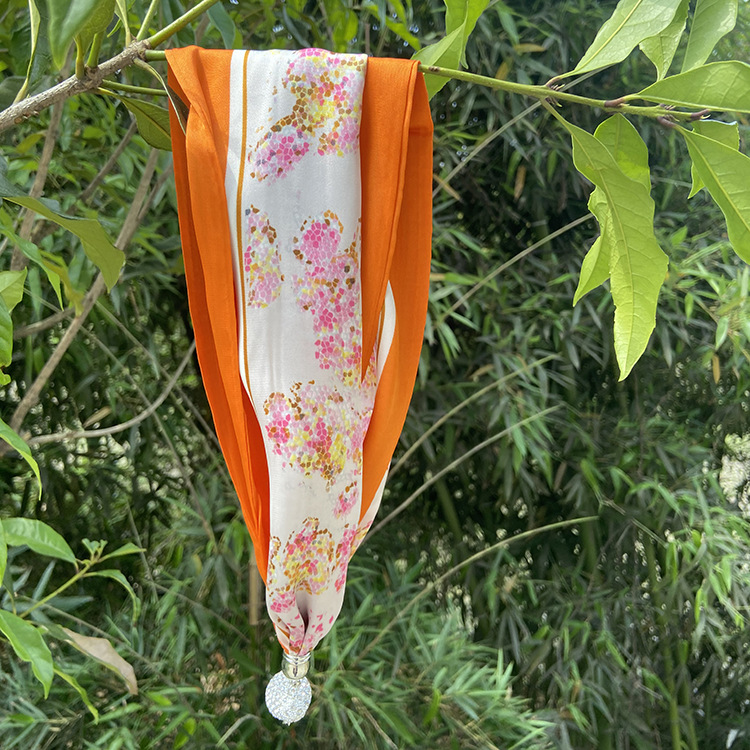 A small silk scarf for neck protection, a female faux silk pearl magnetic clasp collarbone necklace and scarf, a lazy person's product, paired with a trendy suit scarf Application Scenario