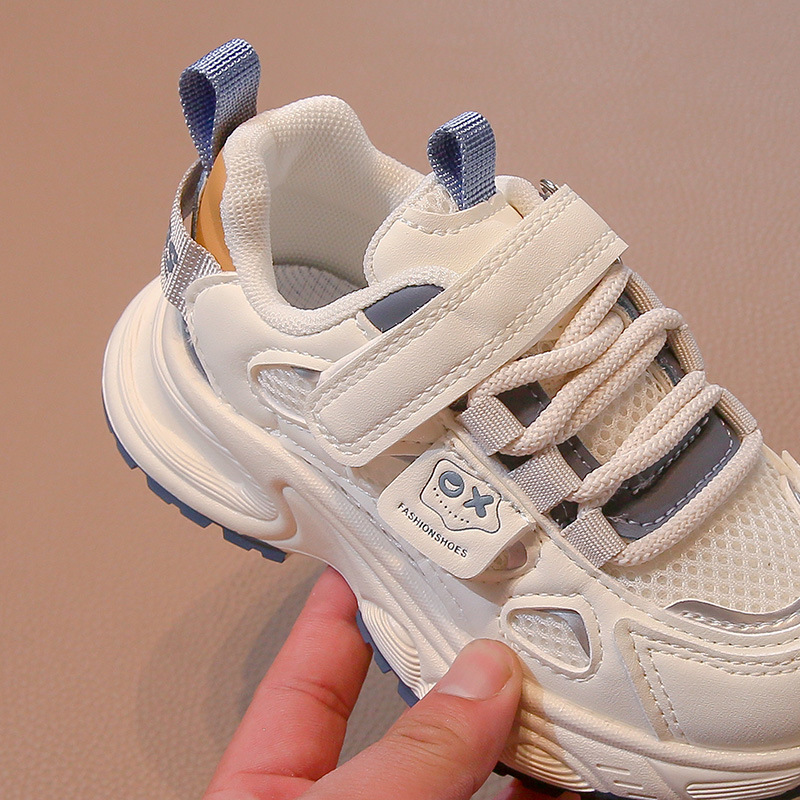 童运动鞋实物图