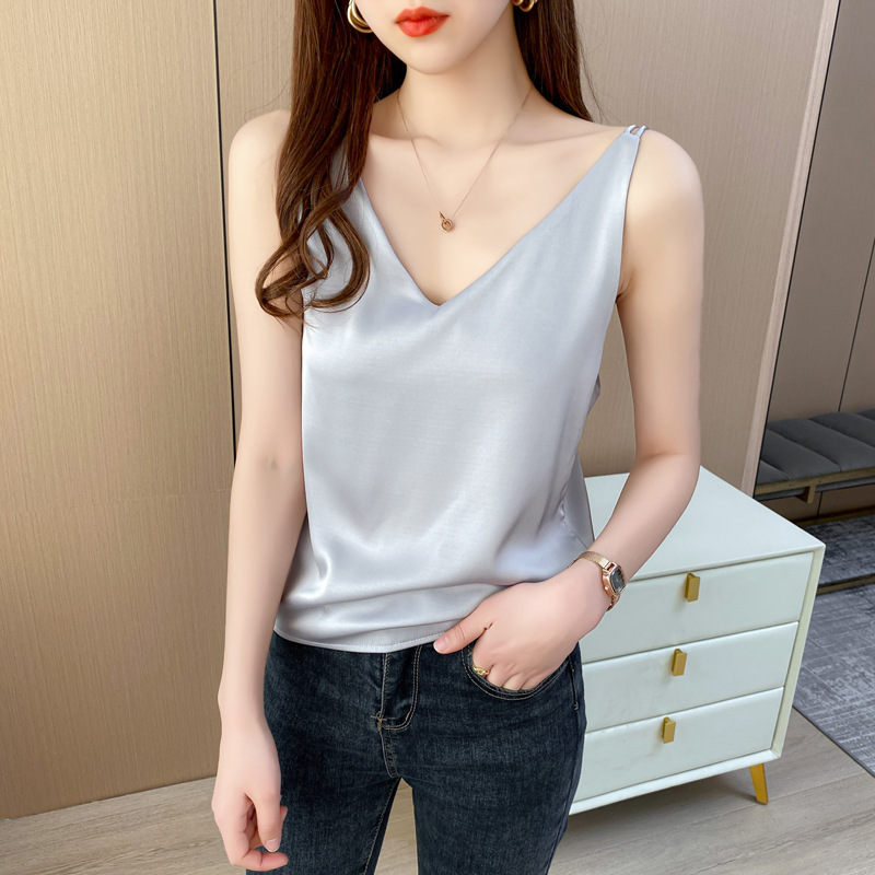Jialqi, a popular female summer V-neck dress with a halter top, wears a suit over it and a silk satin slim-fitting base layer inside details Picture