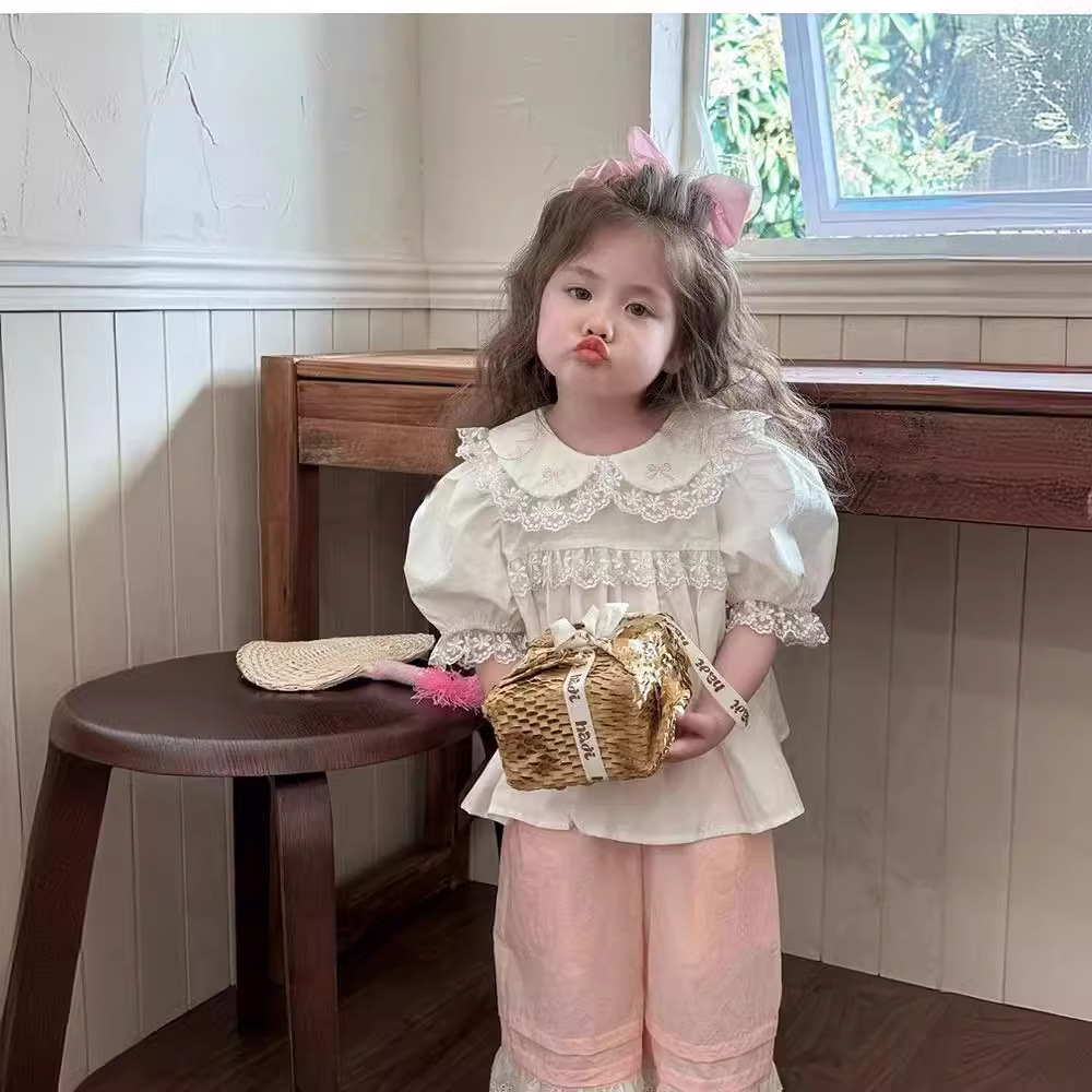 The 2024 new spring and summer girls' white shirt with a baby collar and lace, a sweet short-sleeved shirt for girls, is a trendy summer top