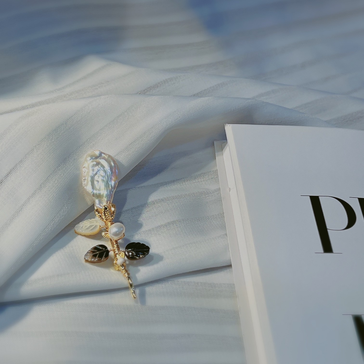 A unique Baroque pearl brooch with a distinctive European and American style, exuding classical and trendy confidence Application Scenario