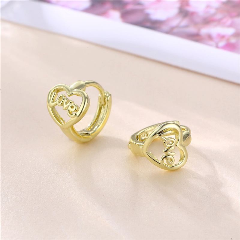 18K Gold Hollow Love Heart Metal Texture Earrings Female New Earrings Personality Simple Love Earrings Buckle Earrings Popular Accessories Fashion Earrings Korean Version details Picture