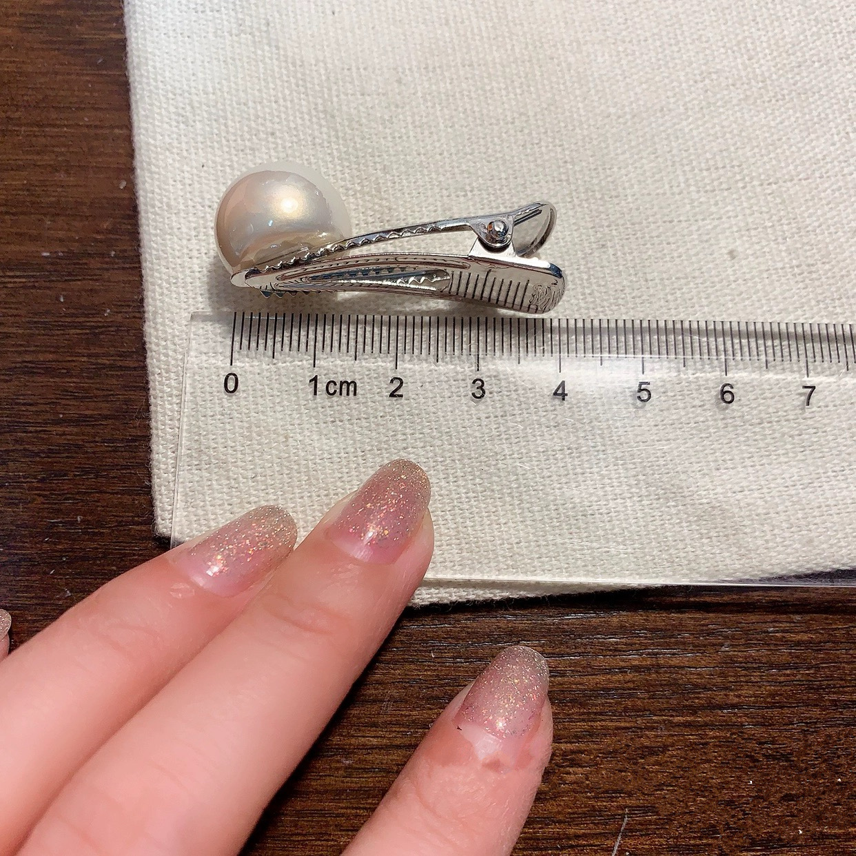 Set The Bright Pearl Ins Wind Alloy Mouth Clamp 2024 Spring New Side Fringe Princess Forehead Hairpin Application Scenario