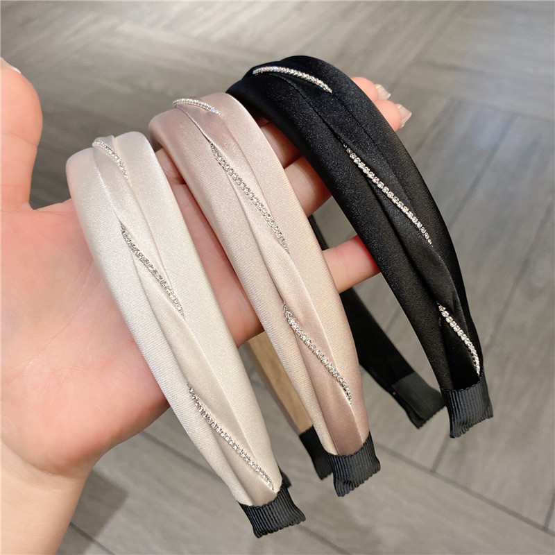 High Cranial Top Hair Bundle Headband Female Korean Simple Temperament Rhindiamonds Sponge Wide Edge Headband Pressure Clip Hair Clip Accessories Application Scenario