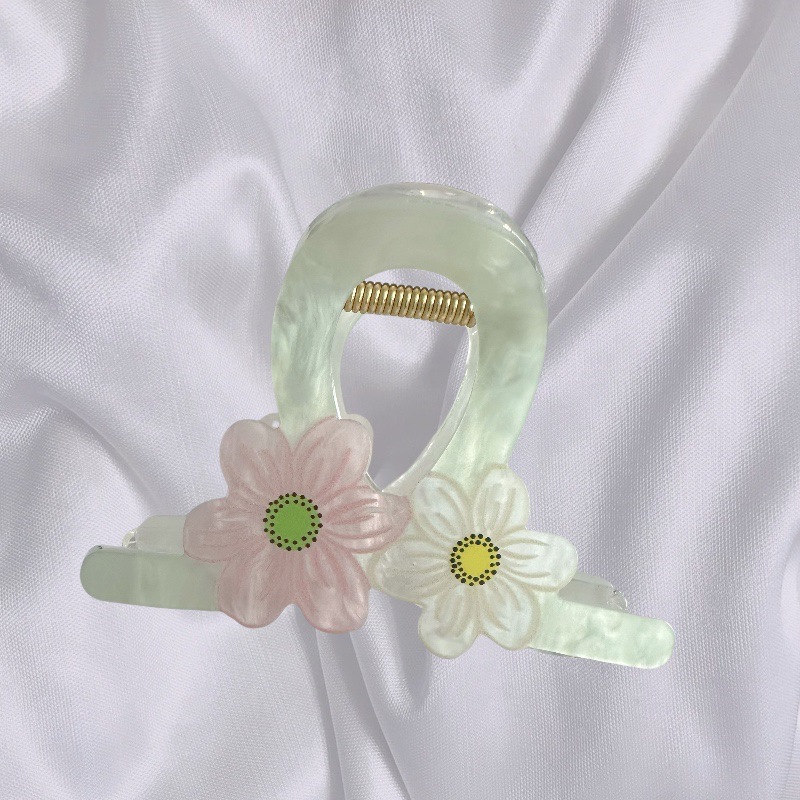 Yuzu Mi accessories are cute and sweet. The candy-colored flower claw clip is fresh and versatile. It is a shark clip hair accessory for the back of the head Specification image