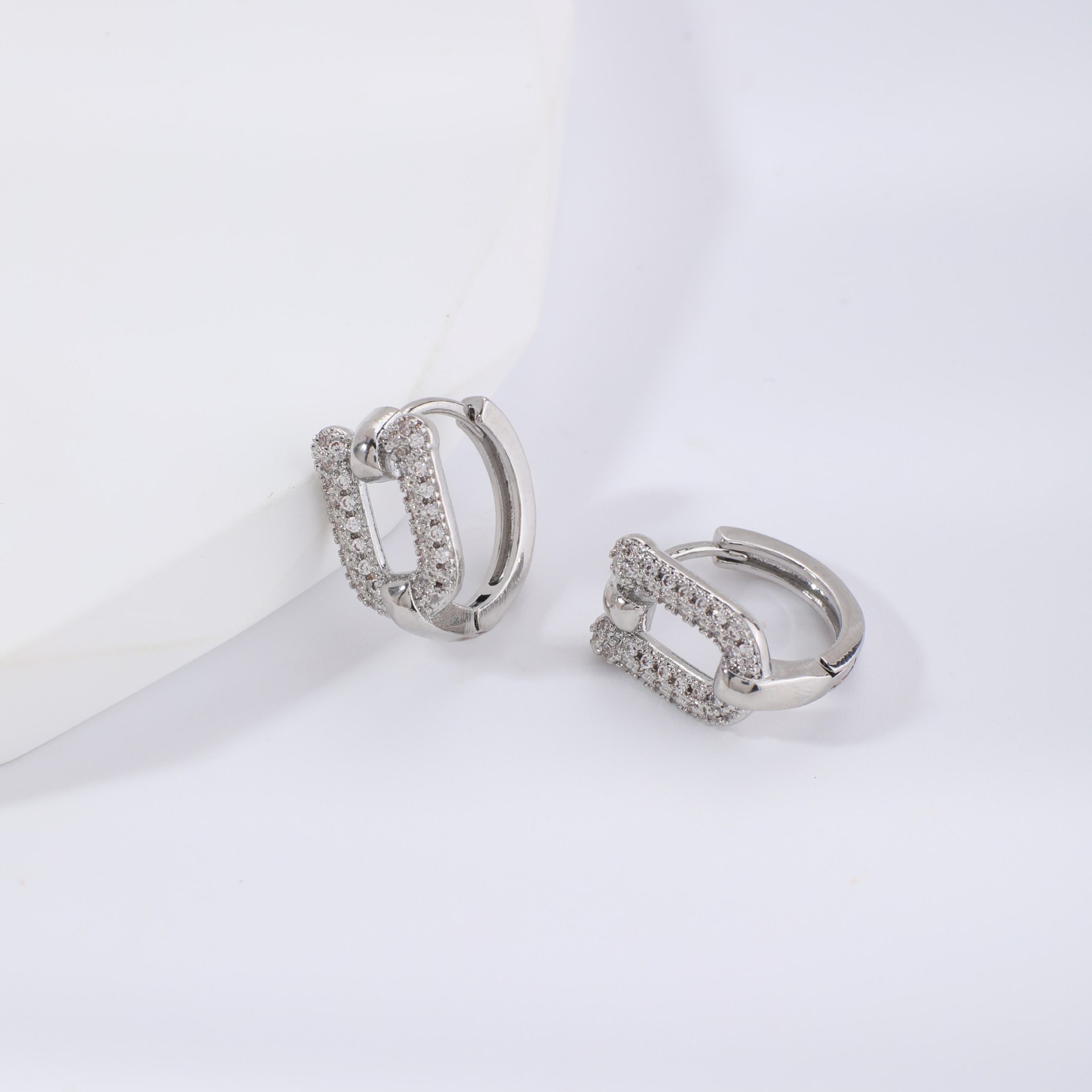 Kashi's new autumn European and American D-shaped buckle design with ring zircon geometric ear buckles is a Valentine's Day birthday gift Application Scenario