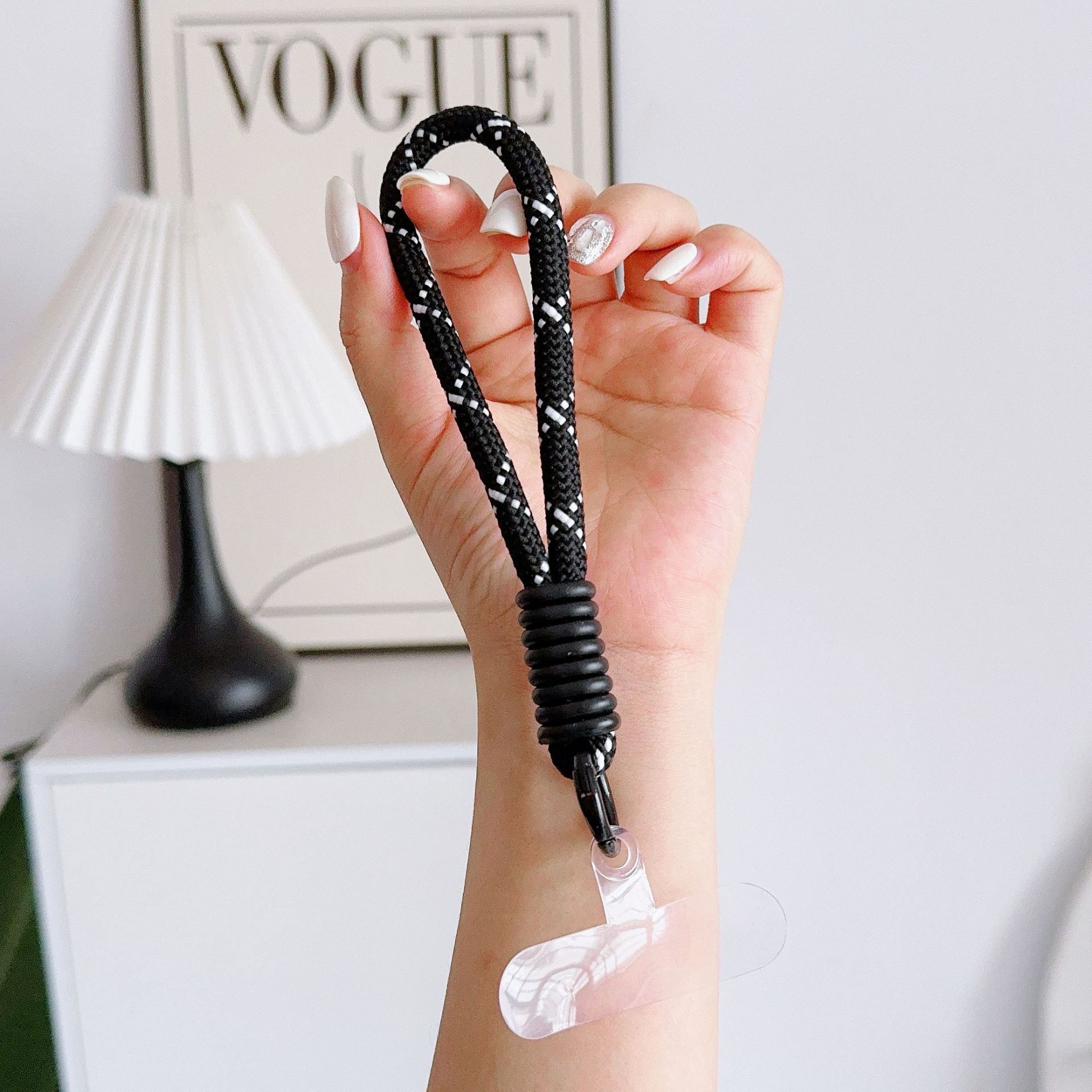 The manufacturer supplies mobile phone lanyards, braided ropes, short color-matched anti-loss ropes, handcrafted and versatile keychains, water bottle and speaker ropes Item Picture