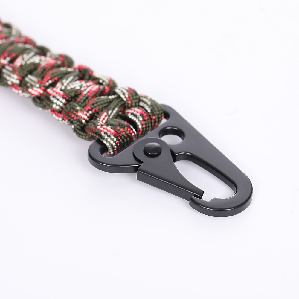 Woven multi-functional seven-core umbrella rope, eagle-beak mountain climbing buckle, outdoor camping survival key chain, key chain, mountain climbing umbrella rope Application Scenario