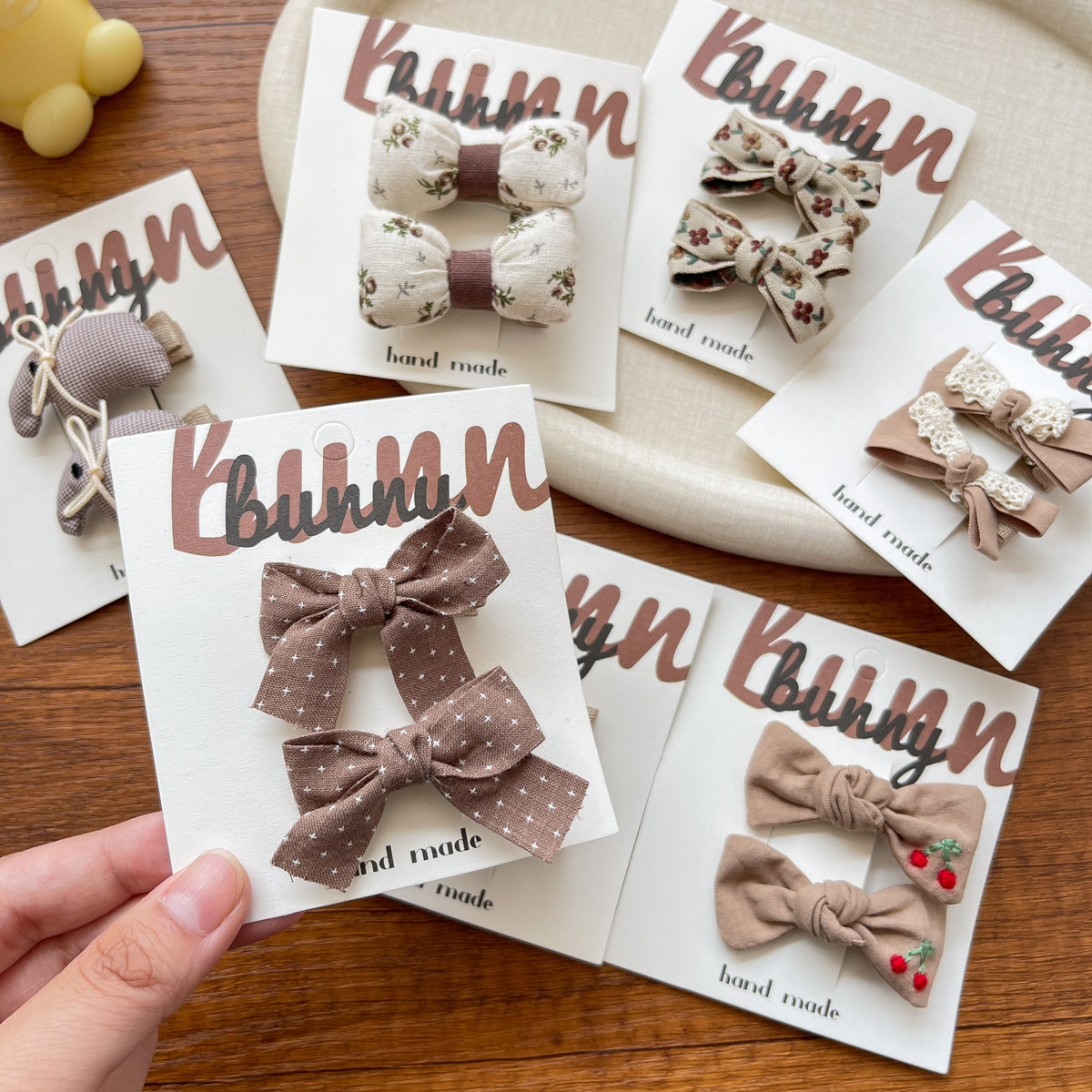 The new autumn collection features a sweet coffee-colored bow children's hair clip and a versatile Korean-style fabric bangs hair accessory for little girls Application Scenario