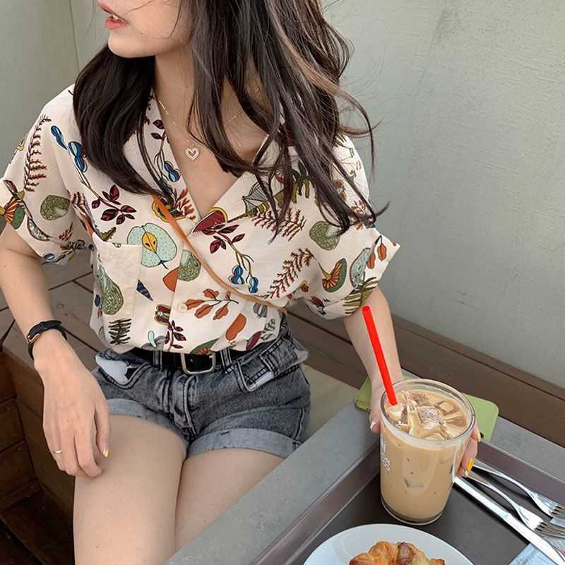 Cute floral short-sleeved chiffon shirt for women, summer design sense, niche loose Japanese-style short top, Hong Kong-style shirt Application Scenario