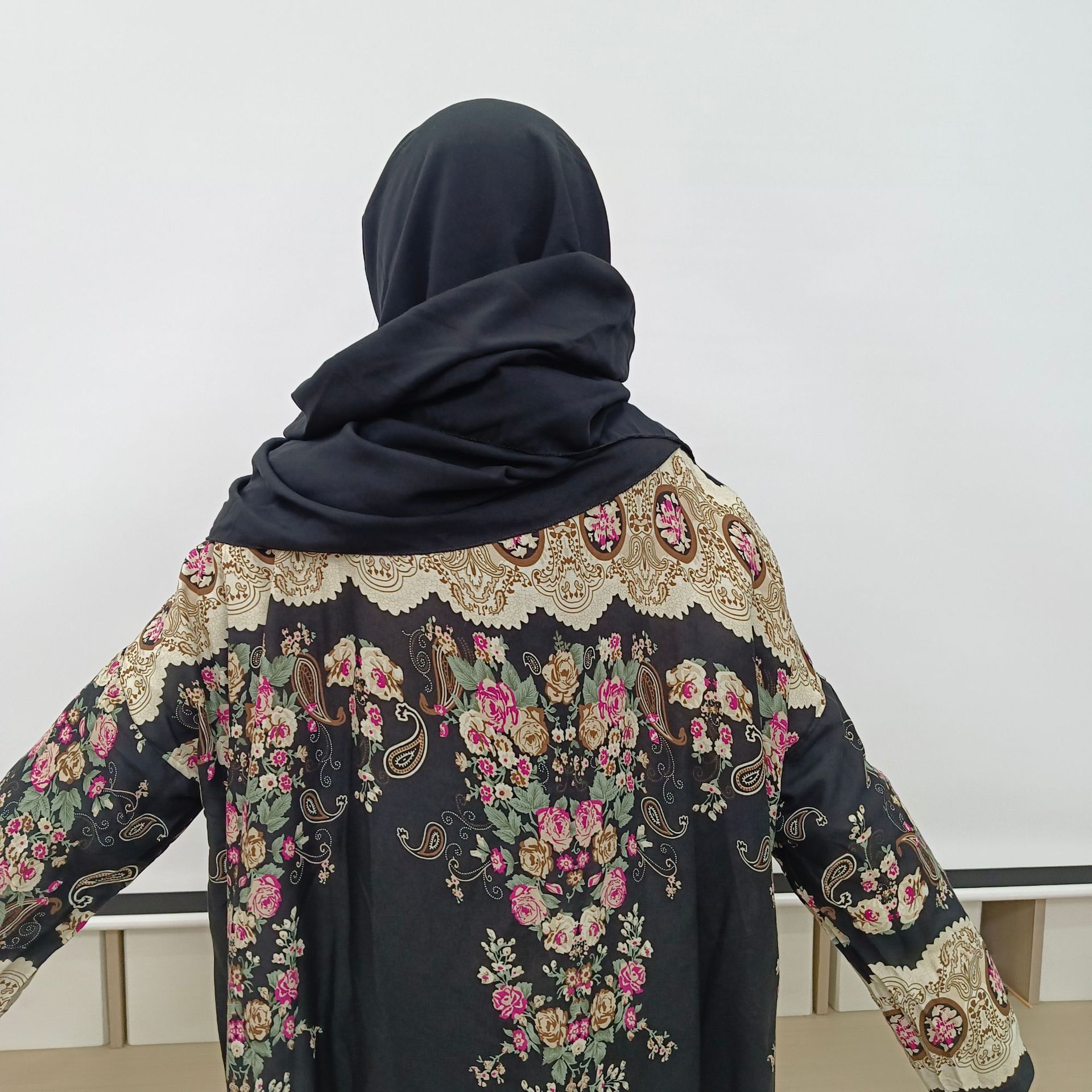 عبر الحدود، عباءة النساء، وقبعات مزدوجة من الحصان العربي التركي بملابس تنورة وعمامة عبر منطقة الأمازون Specification image