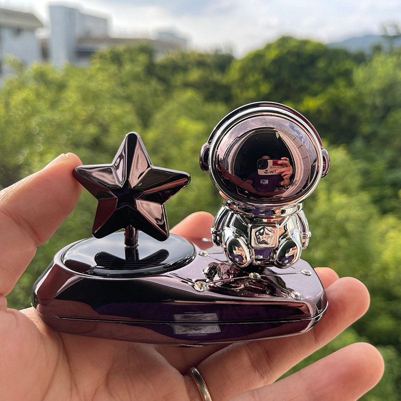 Solar-powered car perfume, scented stars, car ornaments, creative astronauts, high-end interior center console