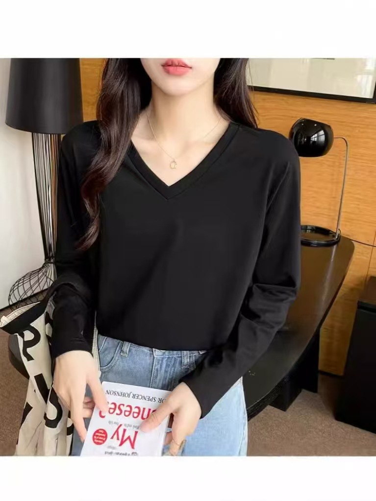 The 2025 new V-neck long-sleeved T-shirt is loose and slimming for women. It is a white base layer and can be paired with a pure cotton top for spring and autumn. It is a trendy autumn outfit pic 9