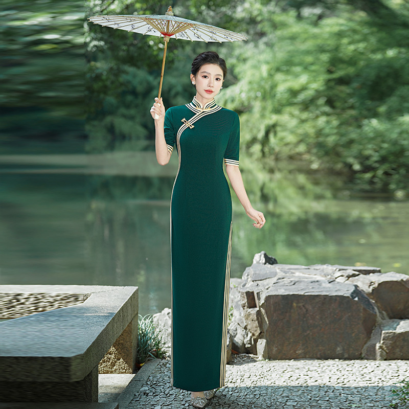 The new long cheongsam for the 2025 national trend fashion show, a stylish and elegant Chinese-style stage performance dress with three lines and five sides details Picture