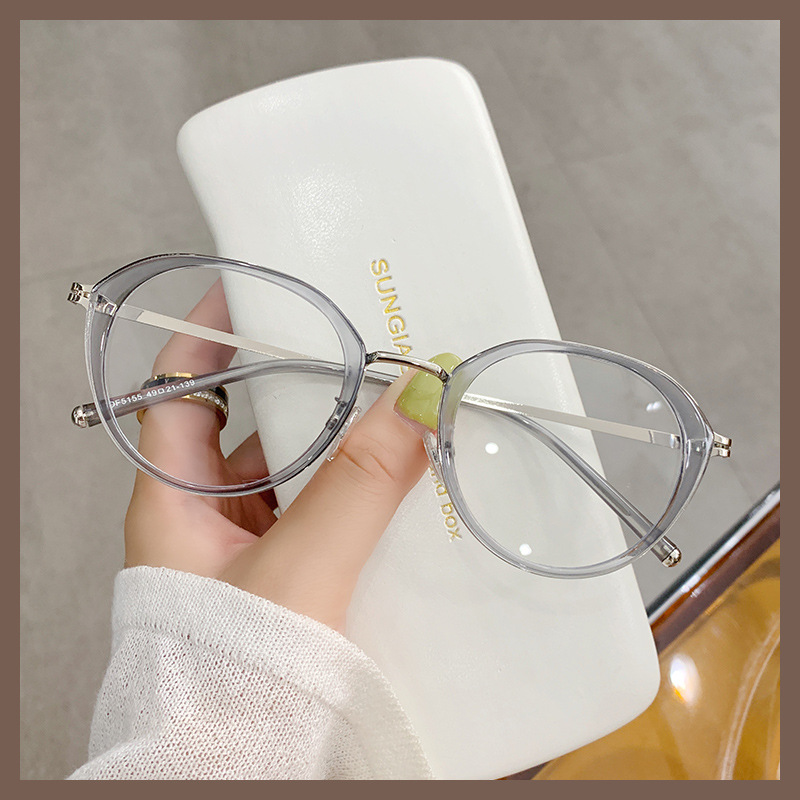This is a super light, fashionable and fresh frosted eye frame from carin in South Korea. It features a round frame and anti-blue light protection Application Scenario