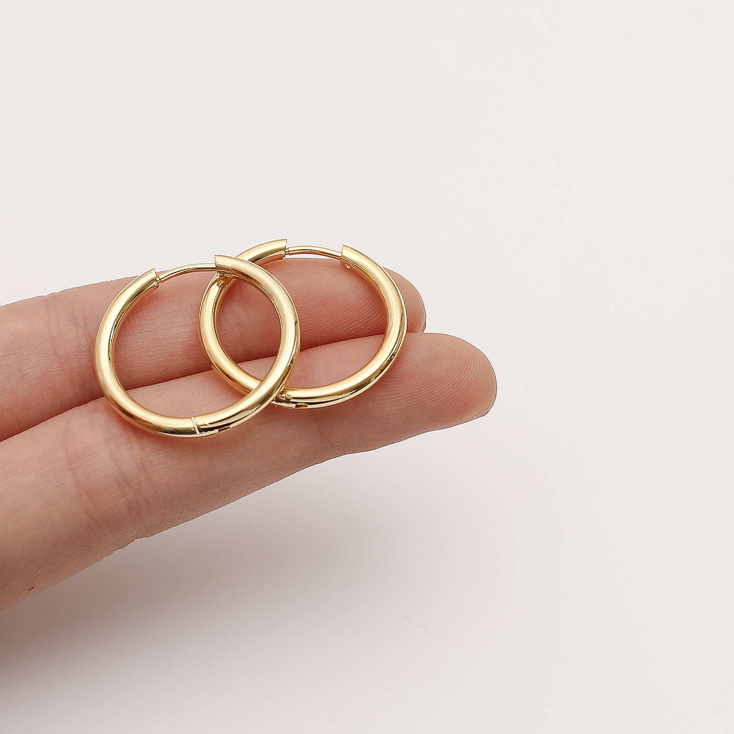 Hyacinth's large and small circle earrings in Dongdaemun, South Korea, with their unique and stylish ear studs, are popular online. They are simple and versatile earrings for women and are selling well across borders in Europe and America Specification image