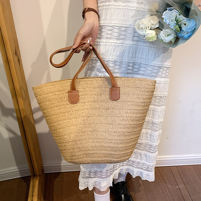 Large Capacity Grass Woven Bag 2023 Summer New Bucket Bag Female Beach Bag Fashion Shoulder Underarm Tote Bag Application Scenario