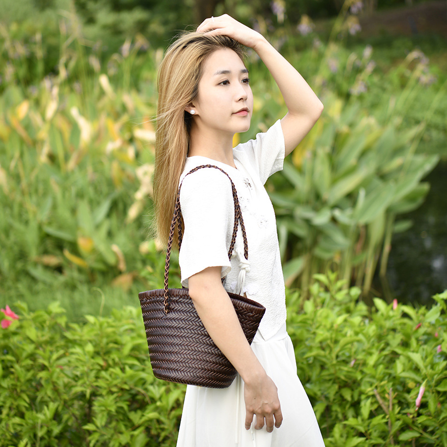 The new genuine leather vegetable basket single-shoulder bag and retro handcrafted bucket bag of the same style from Z are selling well on Instagram details Picture