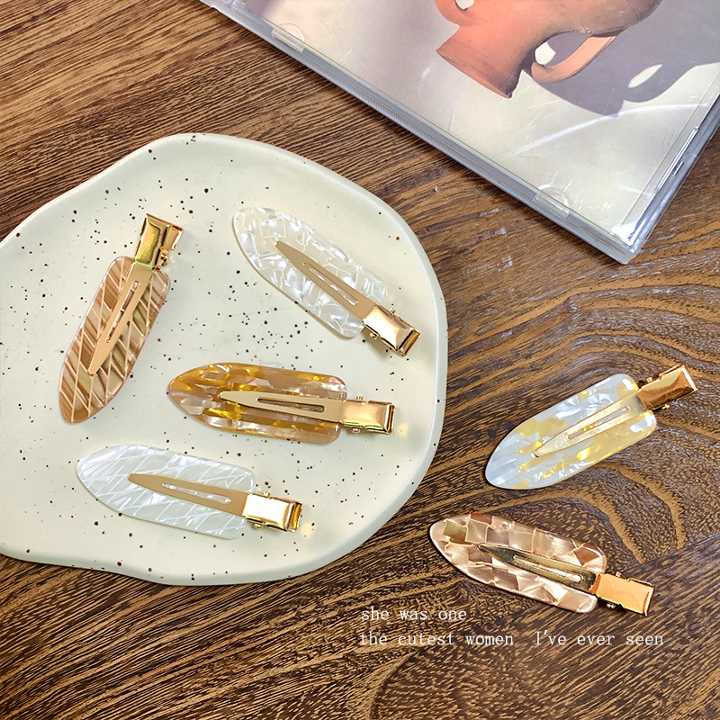 Korean acetate invisible hair clips, side bangs clips, acrylic water drop invisible duckbeak clips, hair clips, broken hair clips, hair accessories Application Scenario