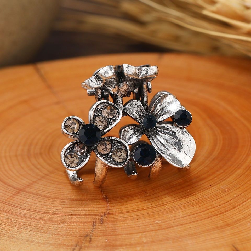 Exquisite small clip, retro semi-tied hair clip, women's forehead fringe clip headwear, new side clip hair clip Application Scenario