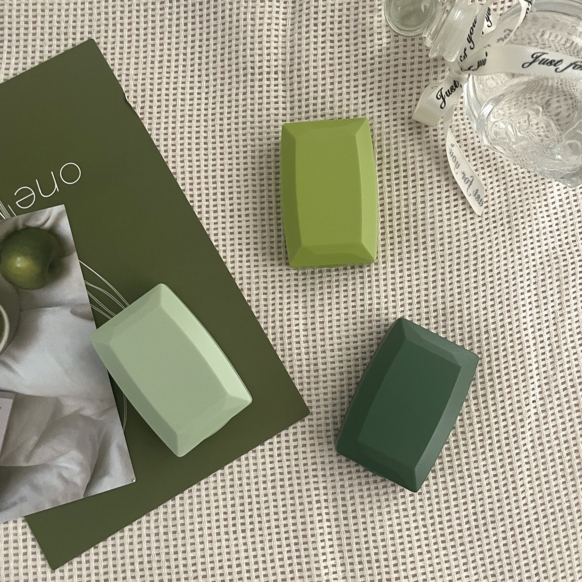 Green forest-themed compact contact lens case with mirror, simple and portable beauty contact box, companion care box B111 details Picture