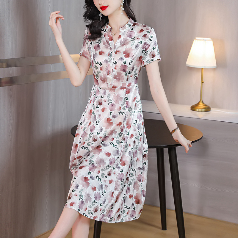 New mid-length and short-sleeved dress for middle-aged mothers in summer 2024, a fashionable silk and mulberry silk floral dress details Picture