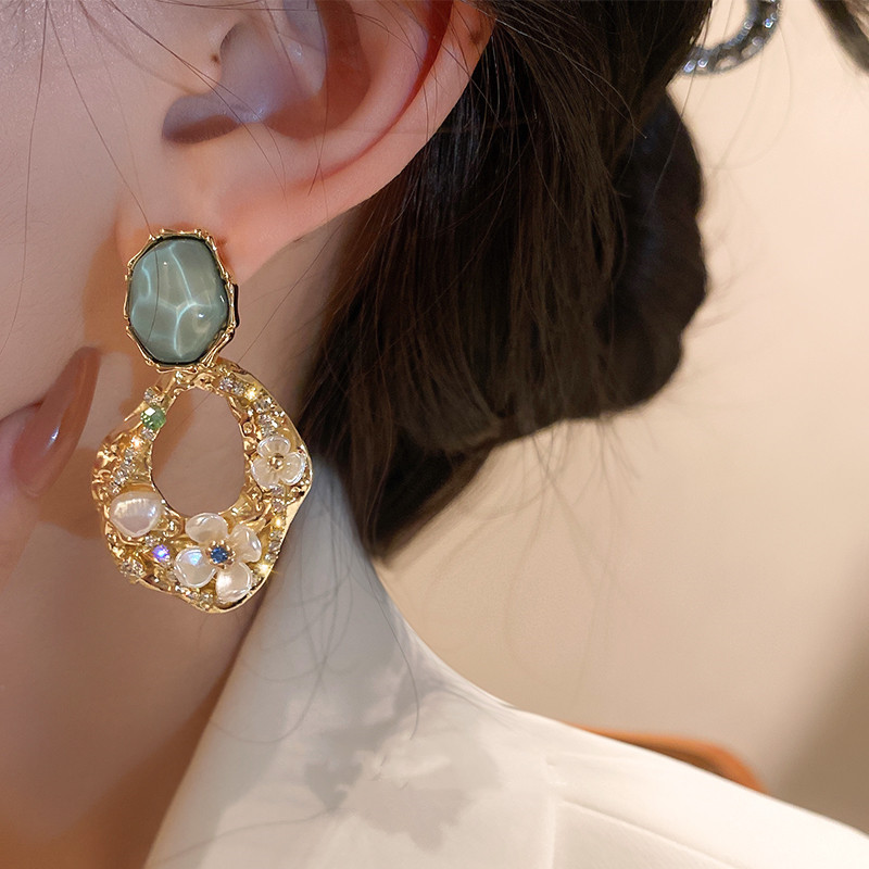 Pearl Flowers Harbor Wind Exaggerated Big Stud Earrings Women's Ancient Earrings Niche Design Sense Senior Retro Earrings Spring Summer Specification drawing