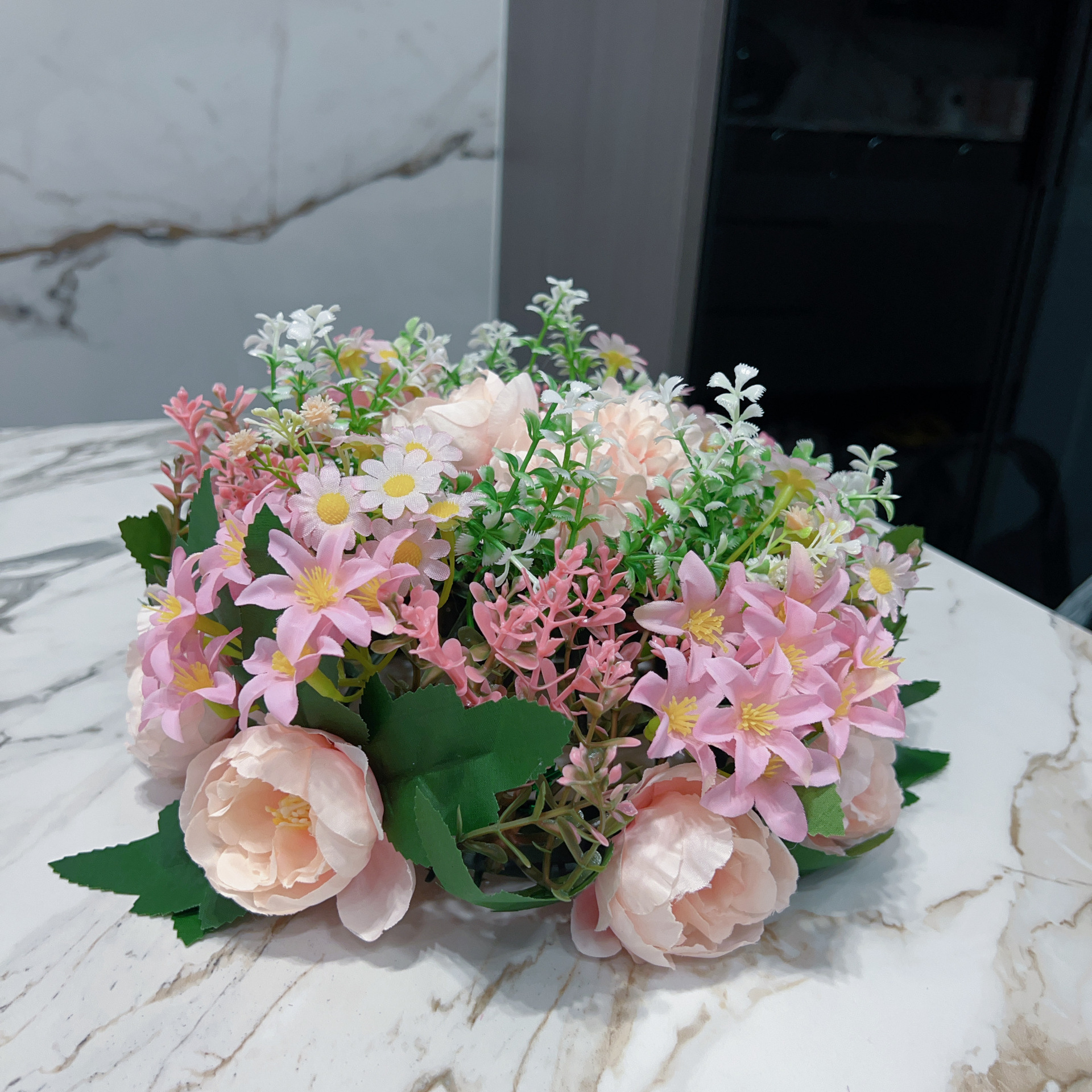 In the middle of the round table of the hotel dining table, there are flower balls, artificial flowers, wedding Roman Columns, flower ball ornaments, and guiding flowers Specification image
