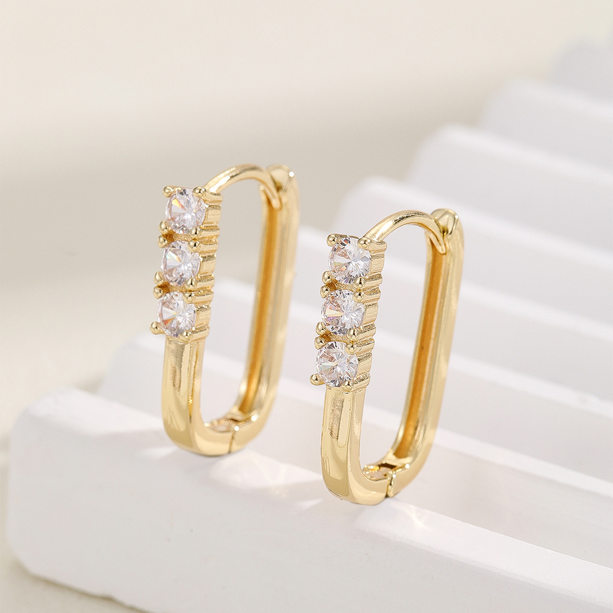 The oval U-shaped diamond-encrusted zircon ear loops and stud accessories that are popular on Instagram in Japan and South Korea, as well as the cold style ear rings and earrings that are selling well in Europe and America