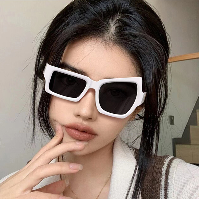 新款ins痞幼同款挑眉毛搞怪墨镜 个性不规则太阳眼镜大小眼太阳镜