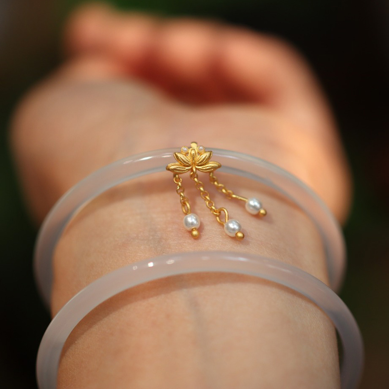 For the evening and morning splendor, every step makes a sound. White chalcedony jingle bracelet, Lucky lotus Pearl bracelet, women's style, Chinese style Application Scenario