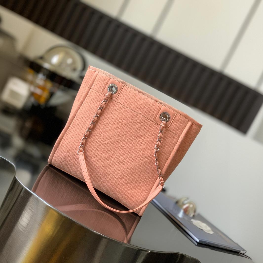 A small chanel-style canvas beach bag with a large crossbody capacity, a mother-and-child tote, a casual hand bag, a shoulder bag, and a versatile women's bag