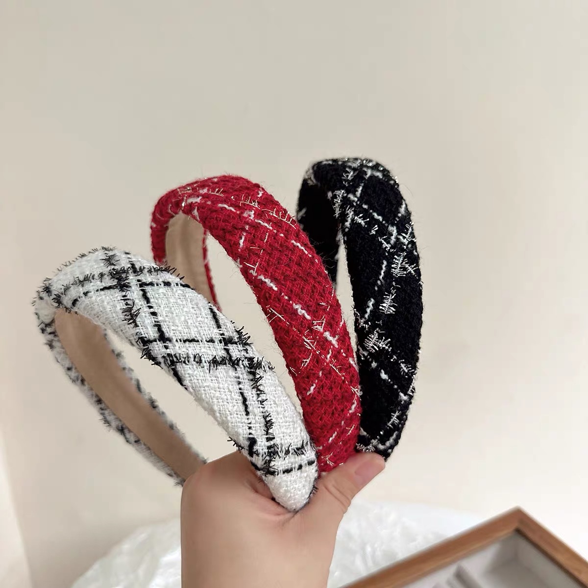 Black and white series, elegant coarse woven Korean fashion, elegant wide edge sponge hair band, women's high top hairpin headband Specification image