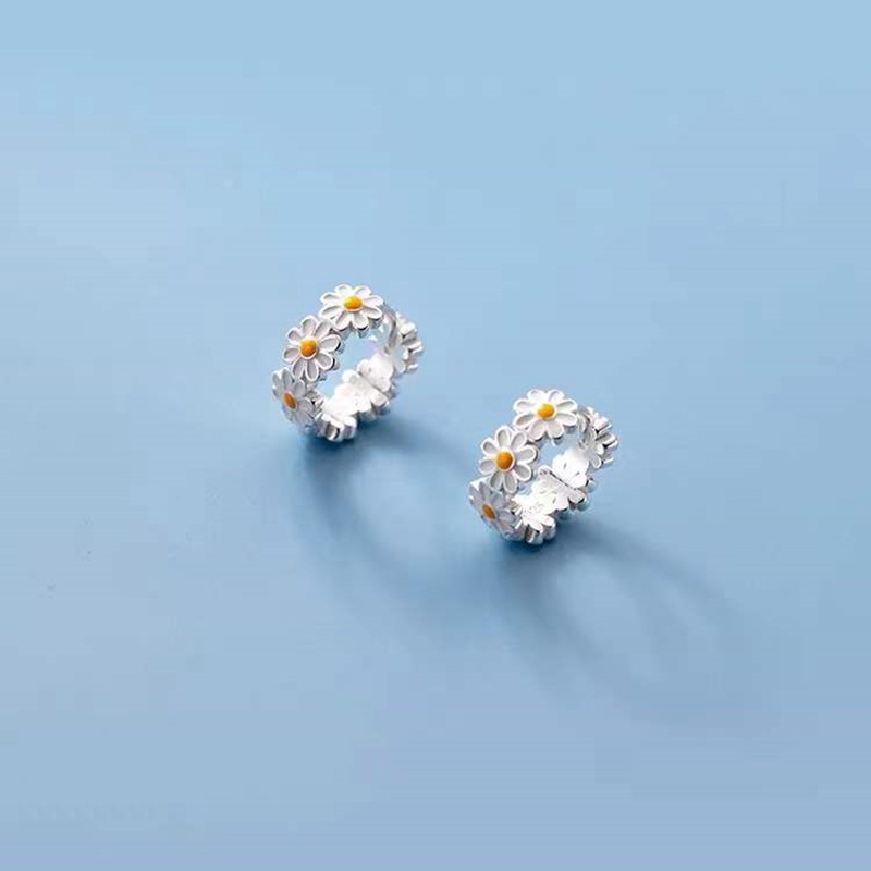Cross-Border Hot Instagram Small Daisy Ear Buckle Female White Drop Glue Flower Earrings Simple Temperament Daisy Earrings Application Scenario