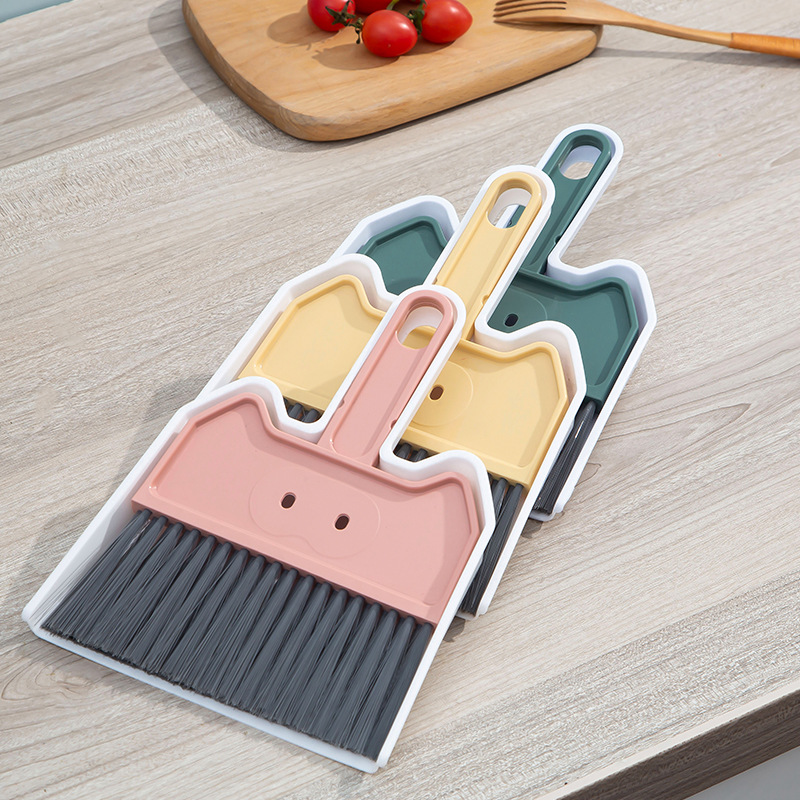 Small broom set with dustpan, computer brush, home desktop mini broom, keyboard cleaning brush, children's pig nose