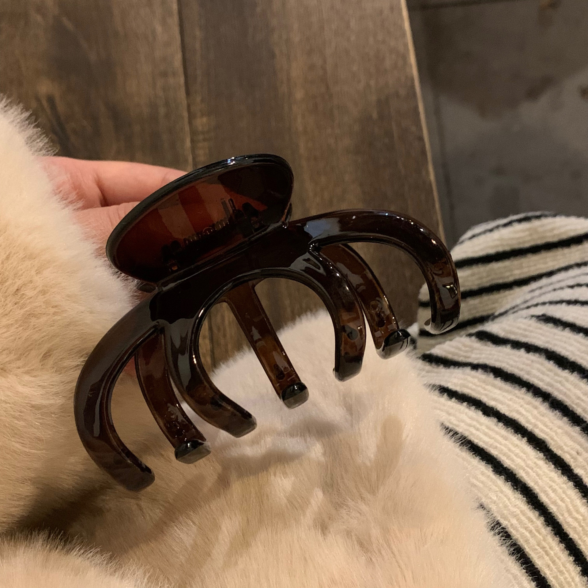 Black Tawny Hair Clip Female Back Of Head Bun Grab Clip Large Internet Celebrity Temperament Shark Clip Headdress Simple Hair Clip Application Scenario
