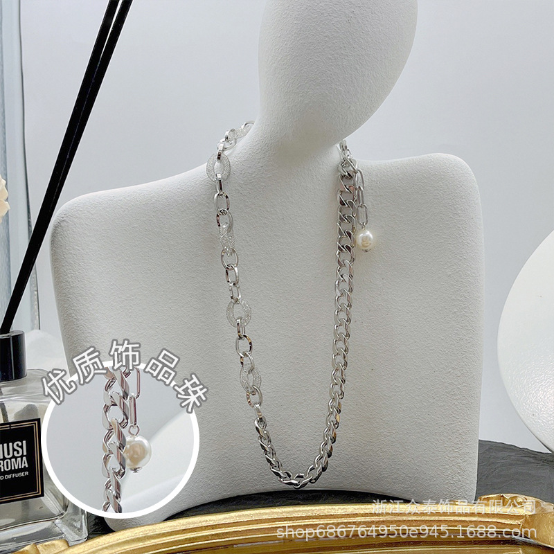 Obi new network management niche design sense spliced thick chain fashion simple collar bone chain fashion accessories female Application Scenario