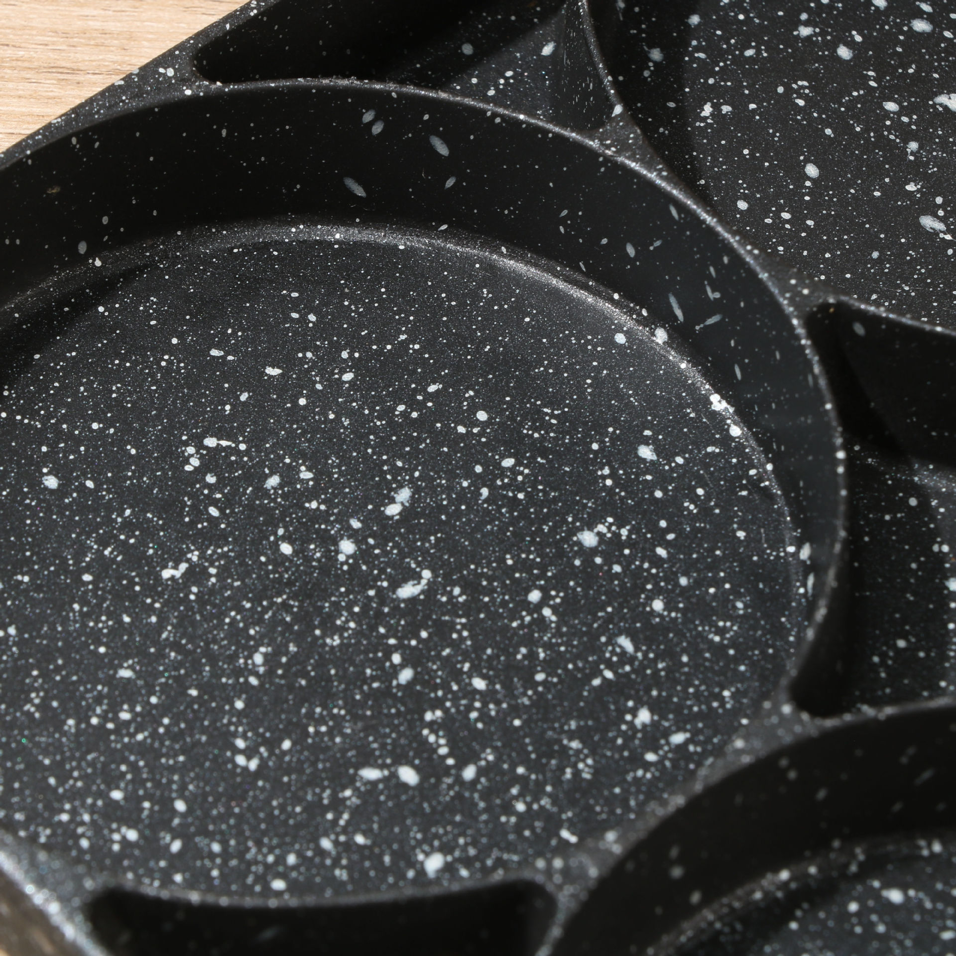 Household aluminum alloy four-hole egg frying pan, multi-hole tourmaline flat pan, anti-slip handle, non-stick pan, egg frying breakfast pan Application Scenario