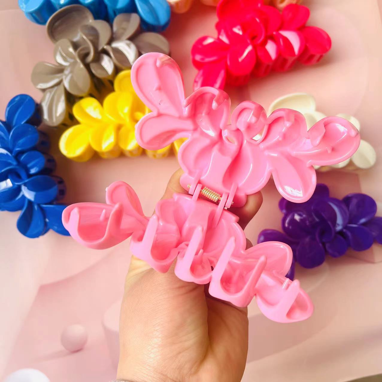 【 Zone 1-5 】6984 Leaf-shaped Gripper 12/ Bag 840/ Piece Modern and Simple Gripper for Girls, Hair Gripper, Colorful New Gripper, Leaf-shaped Gripper Application Scenario