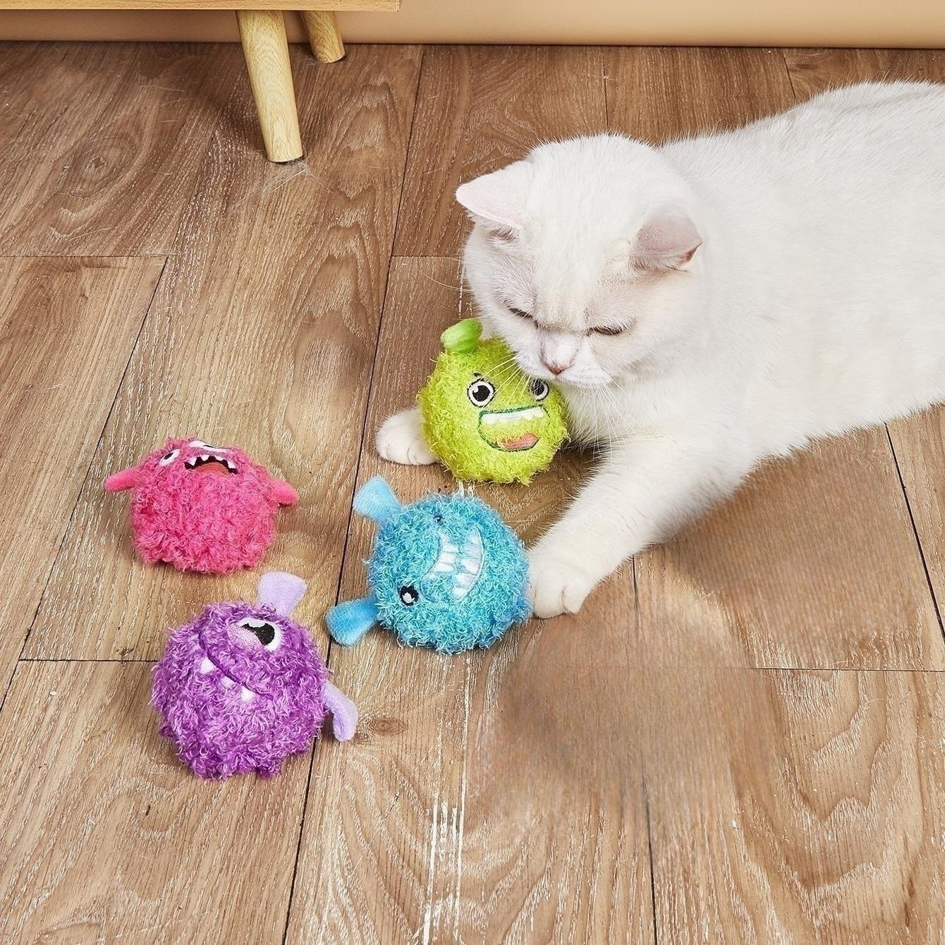 This is a discounted and popular cat toy with a funny and cute monster and a built-in sound-emitting ball. It's a self-entertaining and entertaining cat toy details Picture