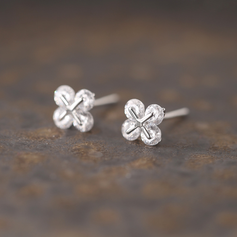 925 sterling silver four-leaf clover Zircon stud earrings for women, simple and niche design, fashionable and individual basic earrings 8937A Application Scenario