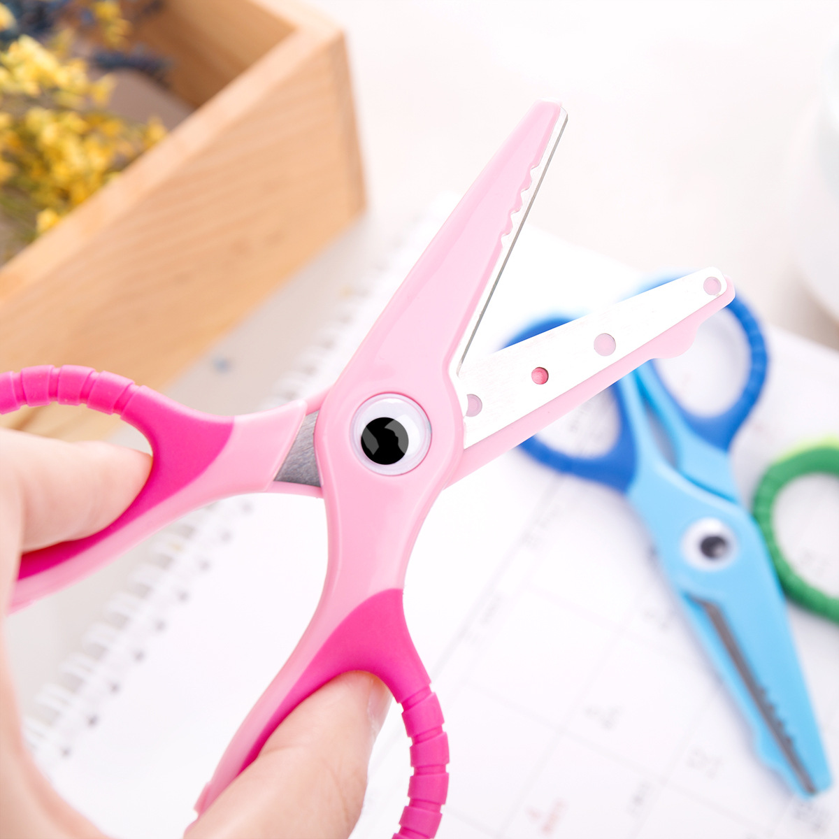 The cute and fresh cartoon crocodile scissors made by students come in random colors and are practical and powerful details Picture