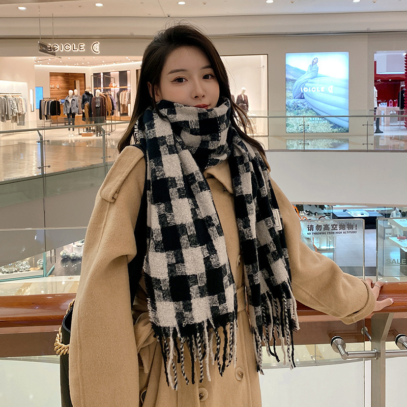 Spot 2022 New Big Plaid Scarf Women's Autumn Winter Warm Long Thick Shawl Male Bib Wholesale Application Scenario