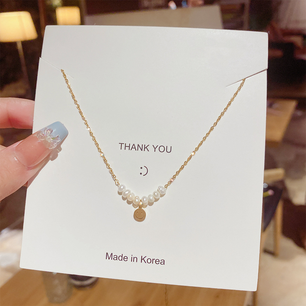 French Sweet Temperament Pearl Necklace Female Niche Design Smiley Face Pendant Choker 2024 New Collarbone Chain full figure