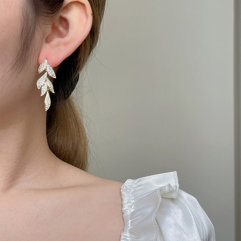 Obi's new leaf S925 silver needle high-grade earrings wholesale fashion female earrings niche smart design Application Scenario