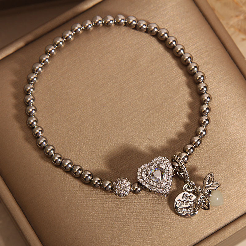 Pan Family style "Yingying Heart" bracelet for women, a niche and light luxury micro-inlaid bee-shaped heart bracelet for students and best friends Application Scenario