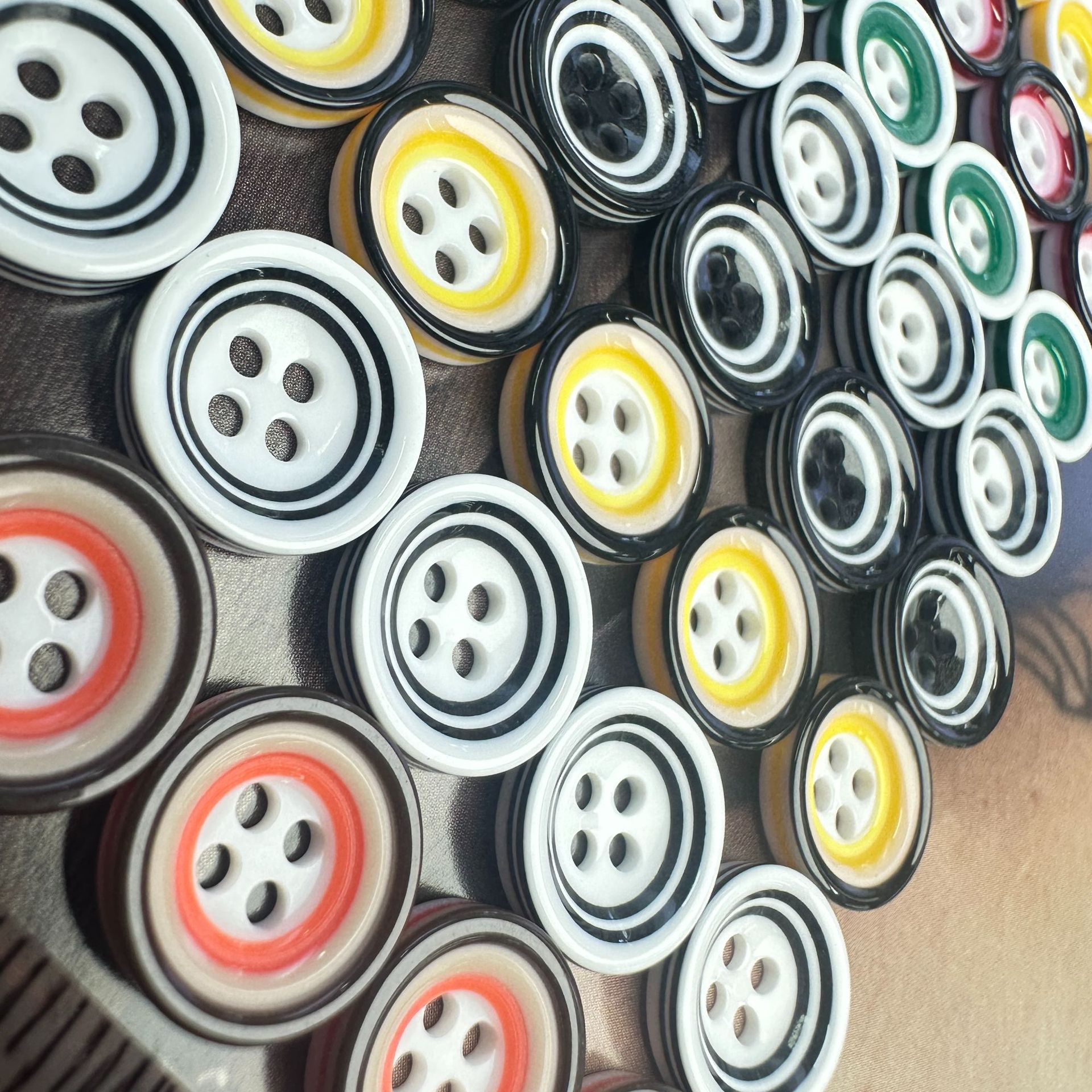 Resin colored bowl buttons, children's sweater shirt buttons, children's clothing rainbow-colored shirt coat buttons, DIY buttons Application Scenario