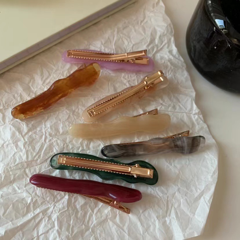Korean irregular acrylic wavy hair clips, 2023 new retro side one-line bangs clips, side clips details Picture